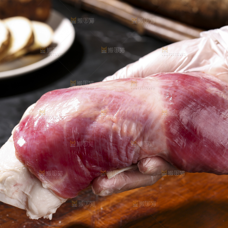 深底上的新鲜羊肉