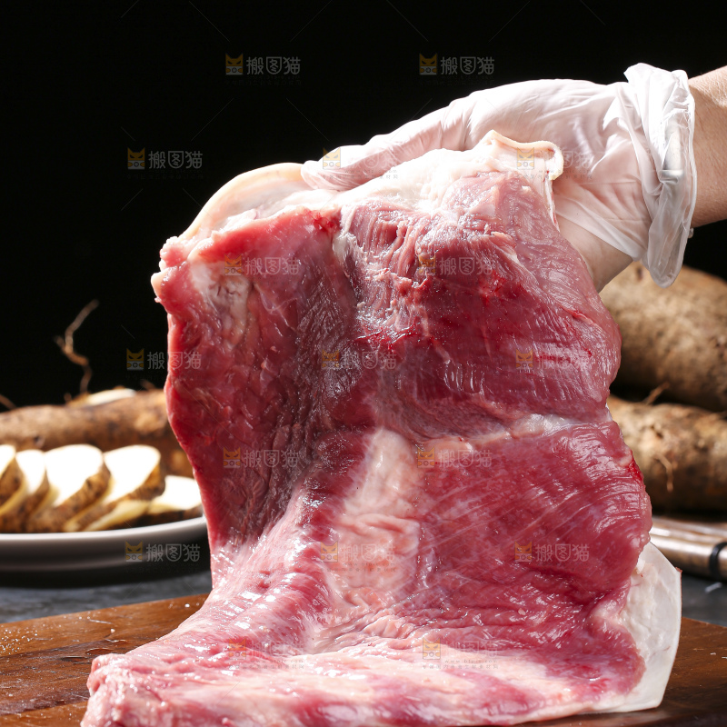 深底上的新鲜羊肉