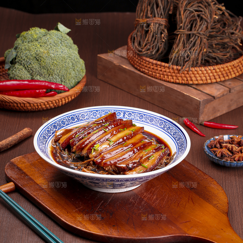 深底上的干豆角扣肉