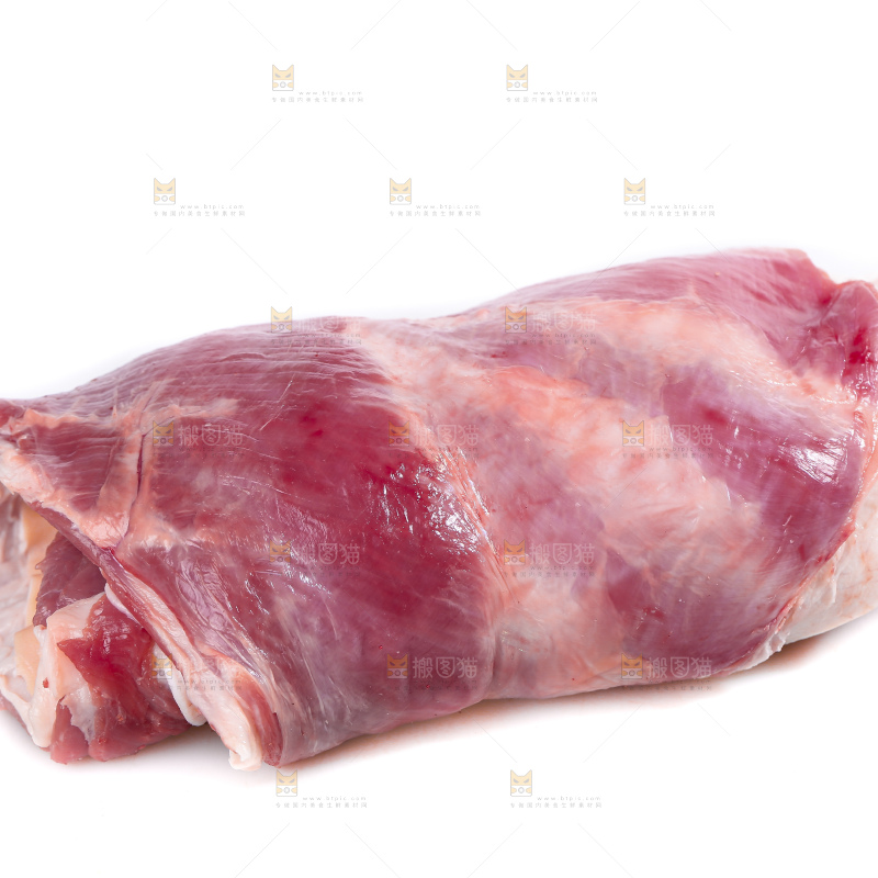 白底上的新鲜羊肉