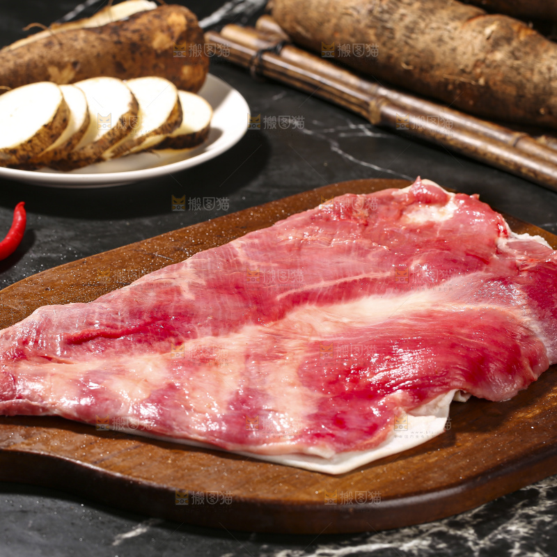 深底上的新鲜羊肉