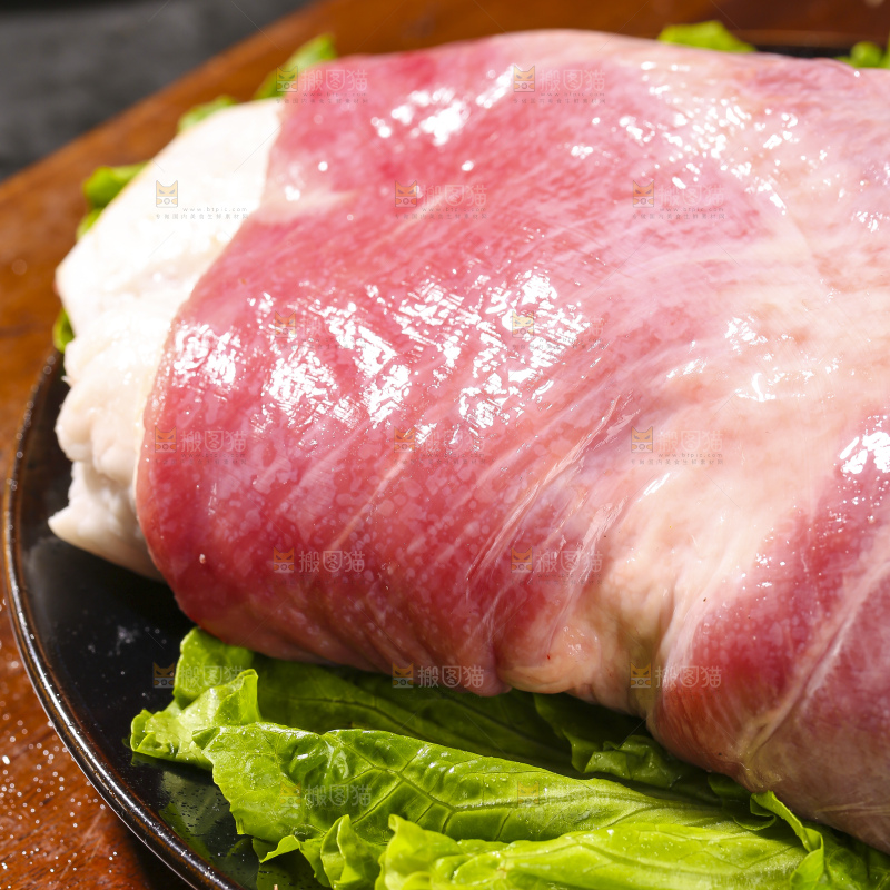 深底上的新鲜羊肉