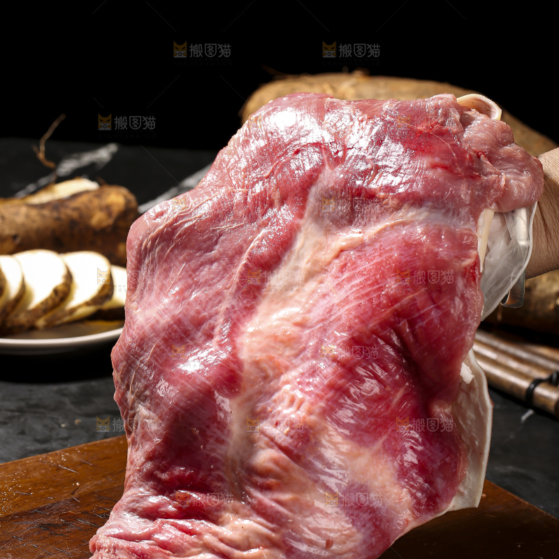 深底上的新鲜羊肉