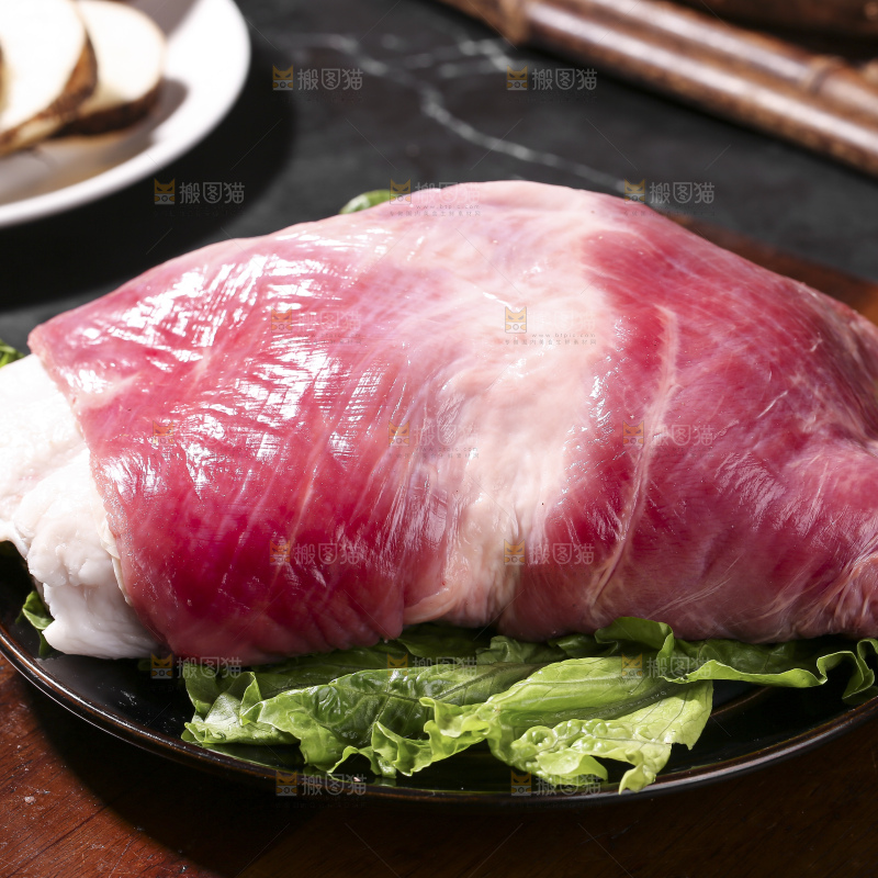 深底上的新鲜羊肉