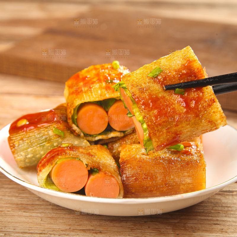 深底上的烤冷面卷