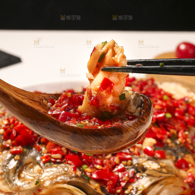 深底上的剁椒鱼头