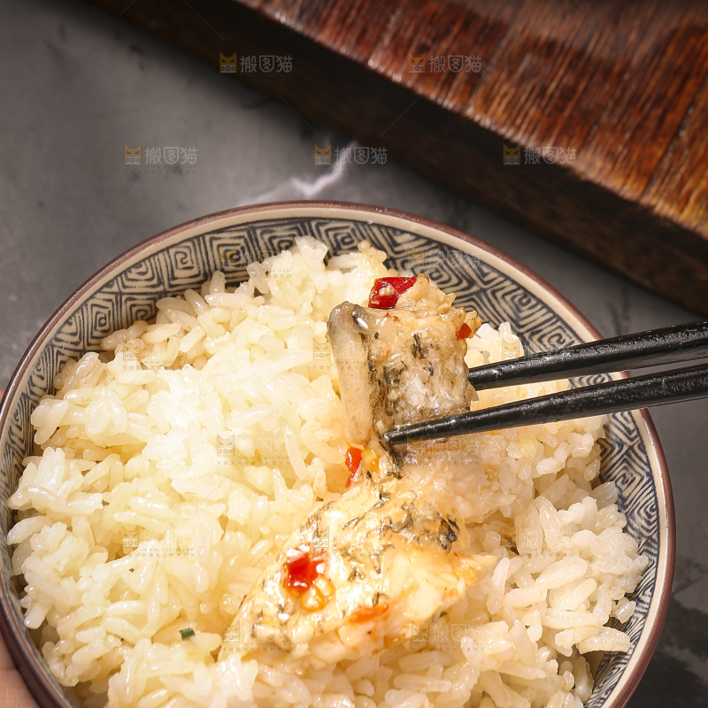深底上的剁椒鱼头