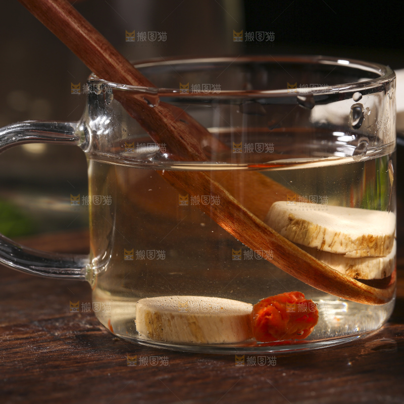 木底上的山药片