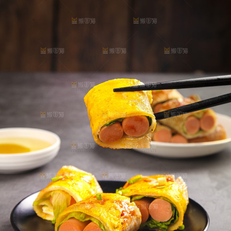 深底上的烤冷面卷