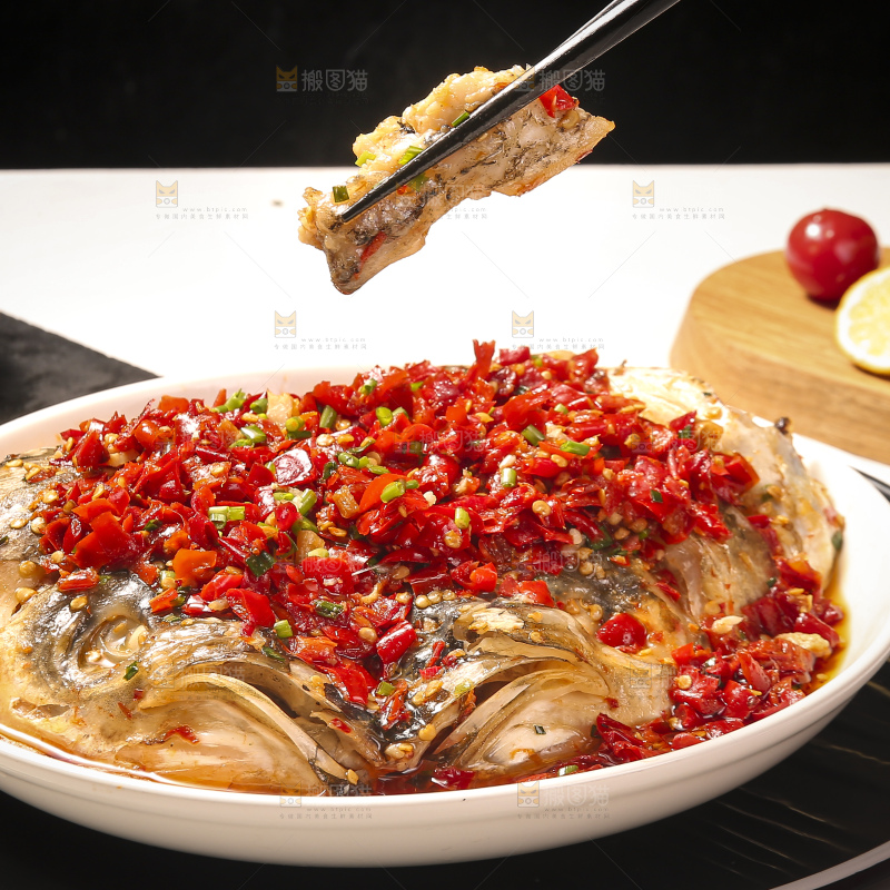 深底上的剁椒鱼头