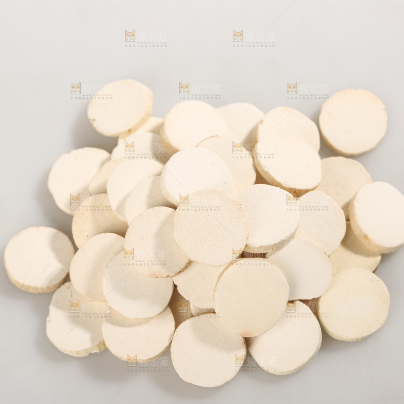 白底上放着山药片