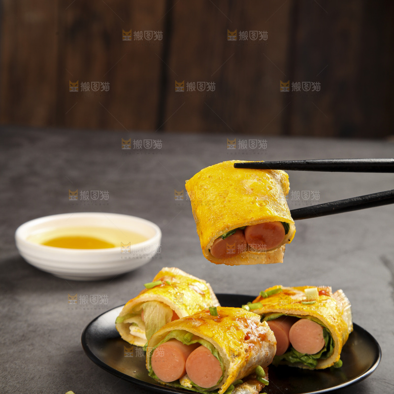 深底上的烤冷面卷