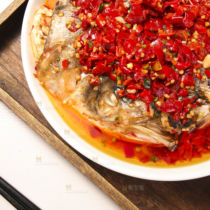 深底上的剁椒鱼头