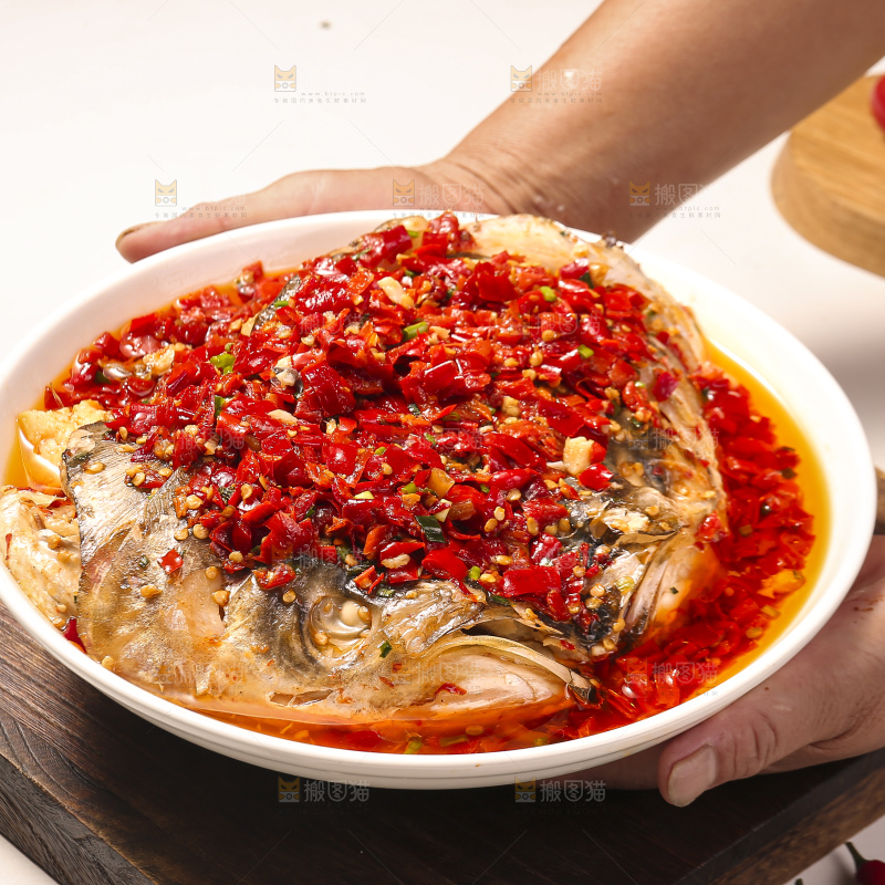 深底上的剁椒鱼头