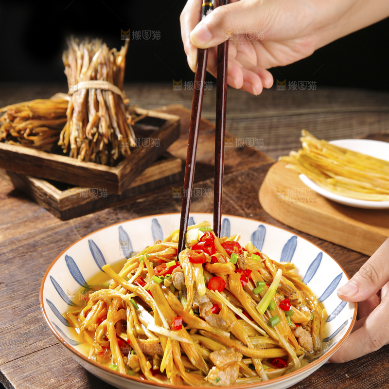 木底上的黄花菜炒肉