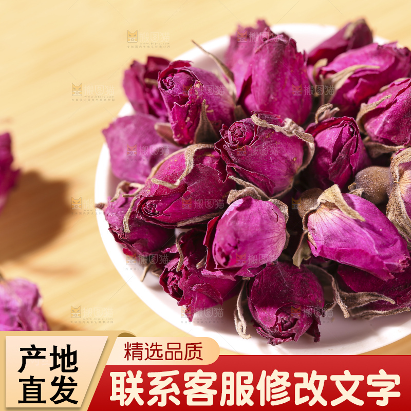 木底上的干玫瑰花