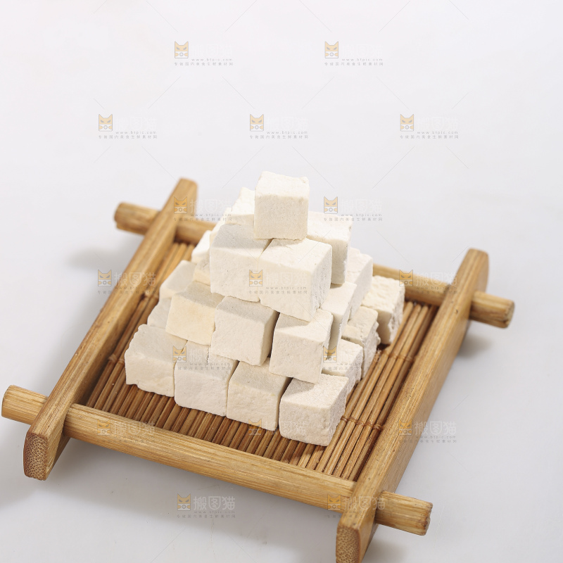 白底上的茯苓