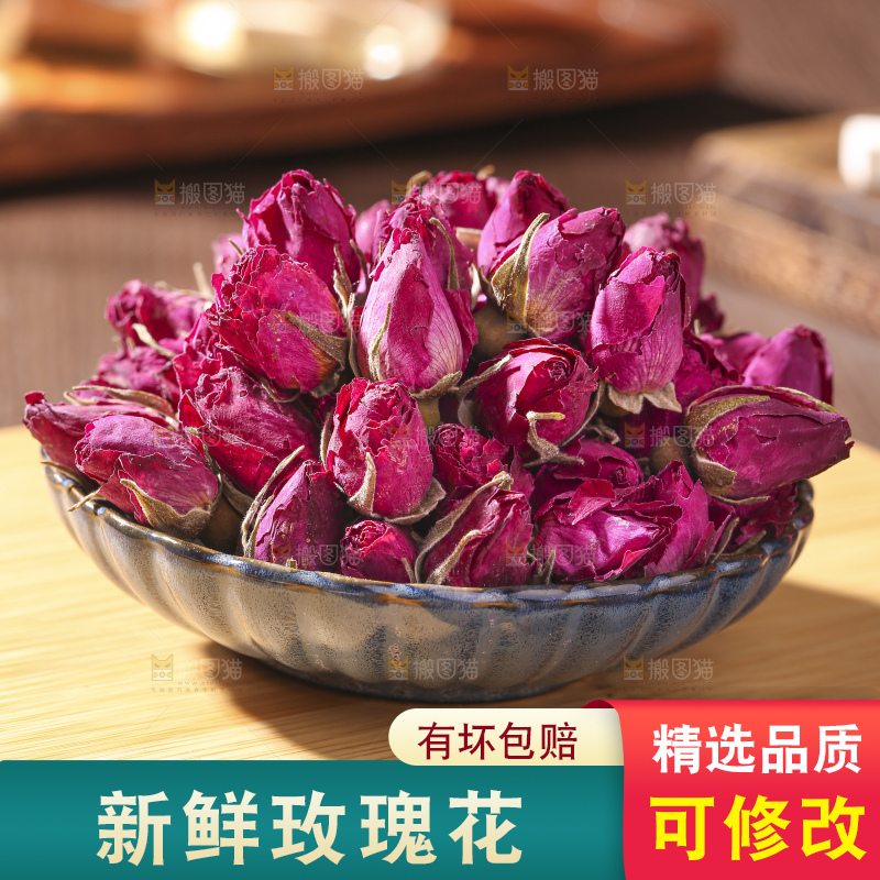 木底上的干玫瑰花