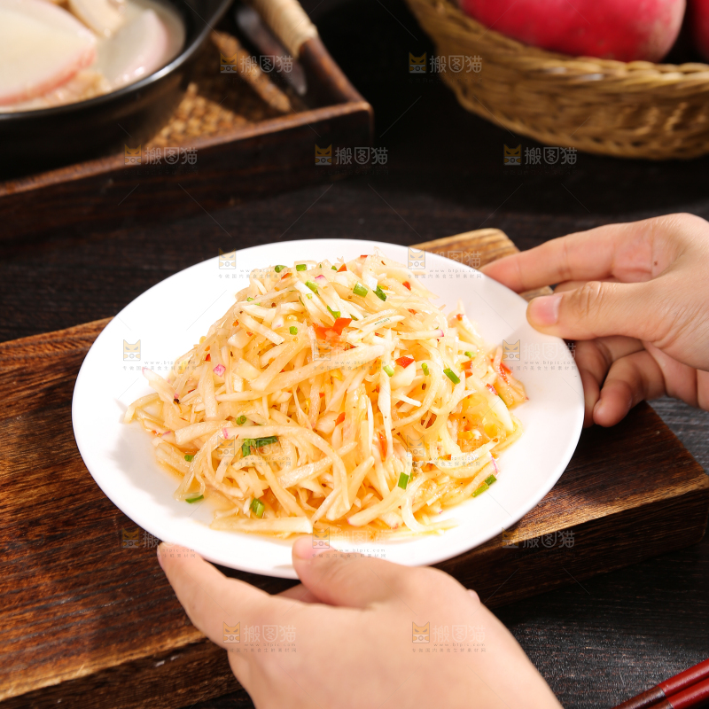 深底上的清炒萝卜丝