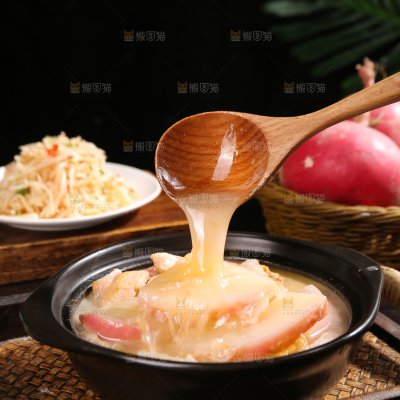 深底上的红萝卜炖肉