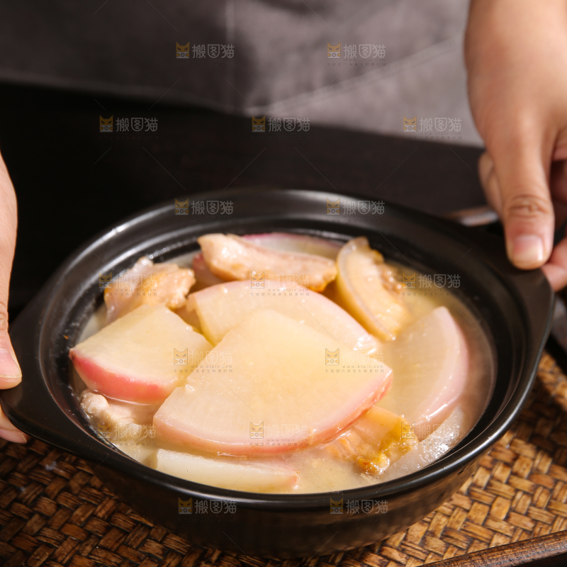 深底上的红萝卜炖肉