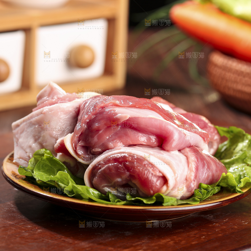 木底上的新鲜羊肉