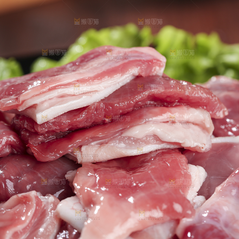 木底上的新鲜羊肉