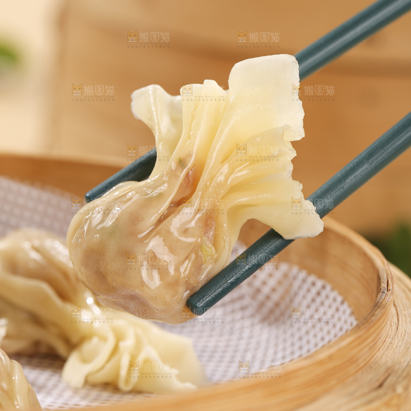 浅底上的小金鱼馄饨