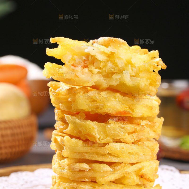 深底上的土豆鲜虾饼