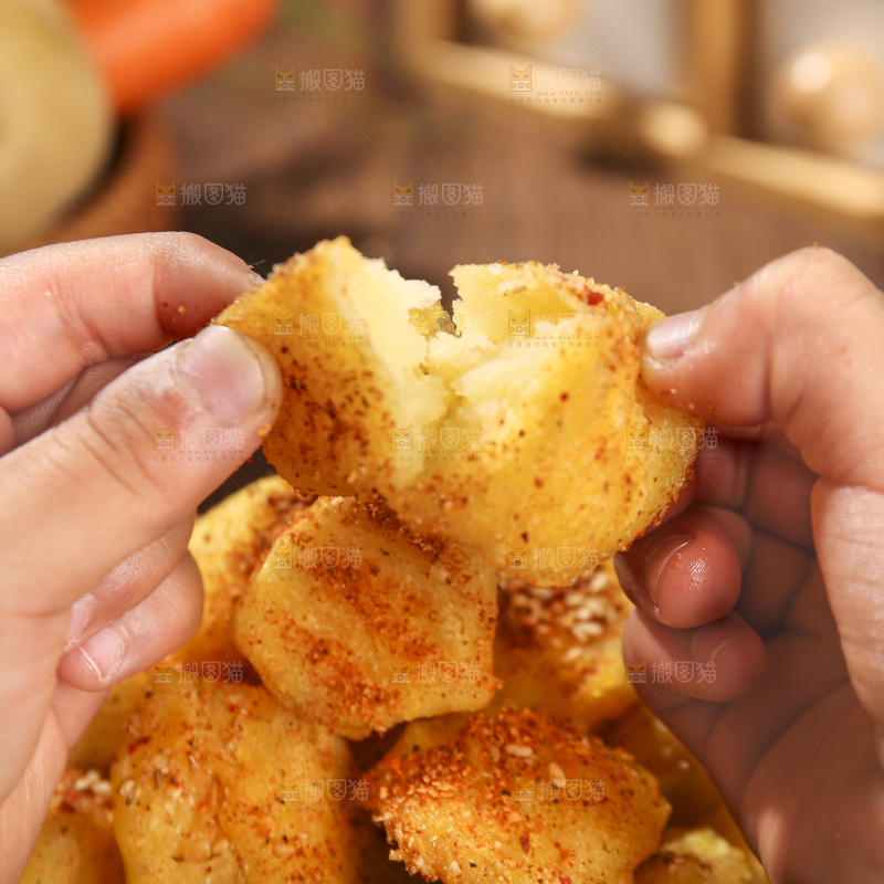 木底上放着锅巴土豆