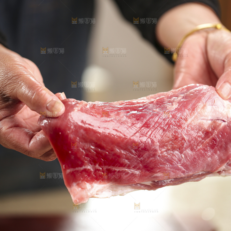 手里拿着新鲜羊肉