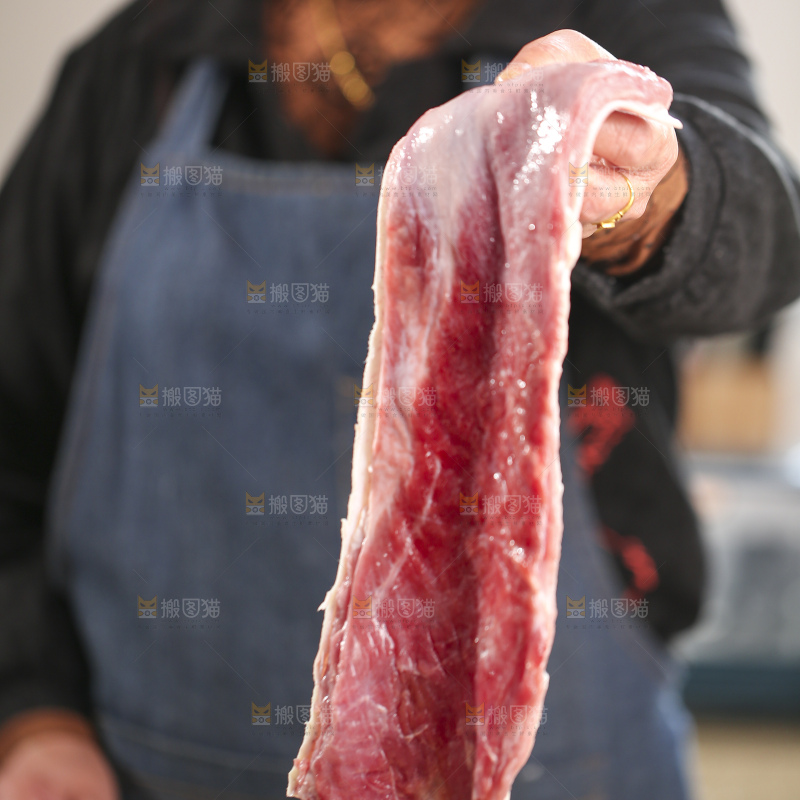 手里拿着新鲜羊肉