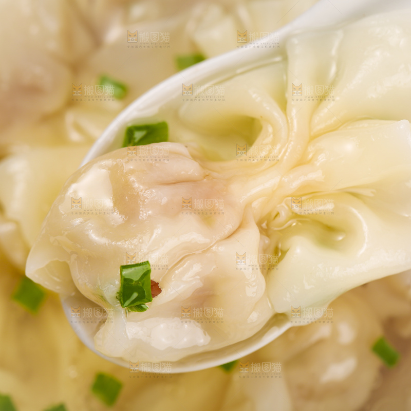 深底上的小金鱼馄饨