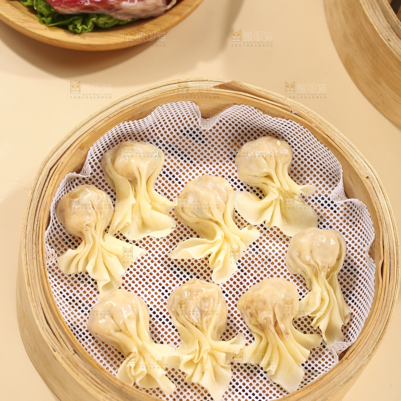 浅底上的小金鱼馄饨