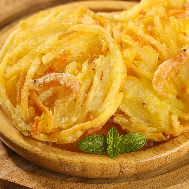 木底上的土豆鲜虾饼