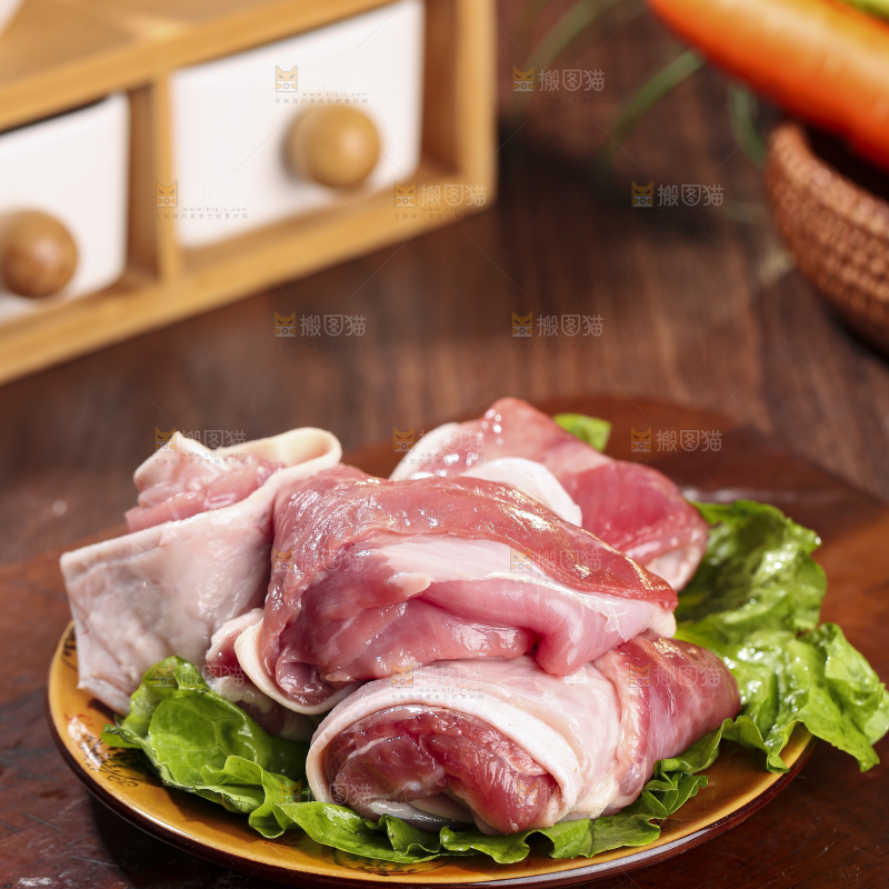 木底上的新鲜羊肉
