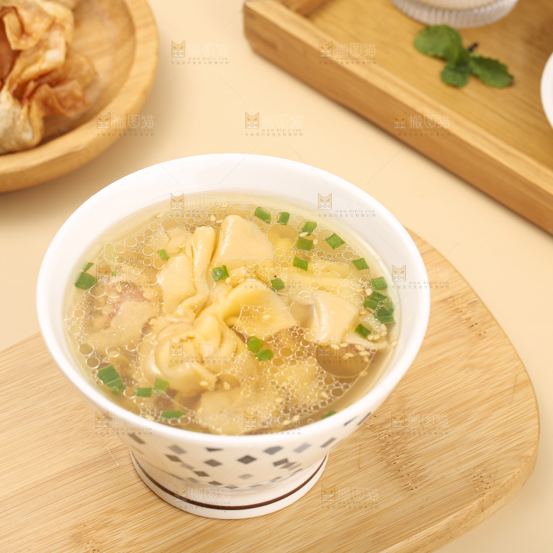 浅底上的小金鱼馄饨