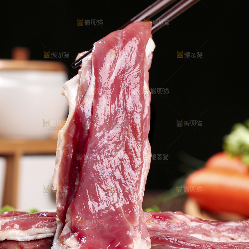 木底上的新鲜羊肉