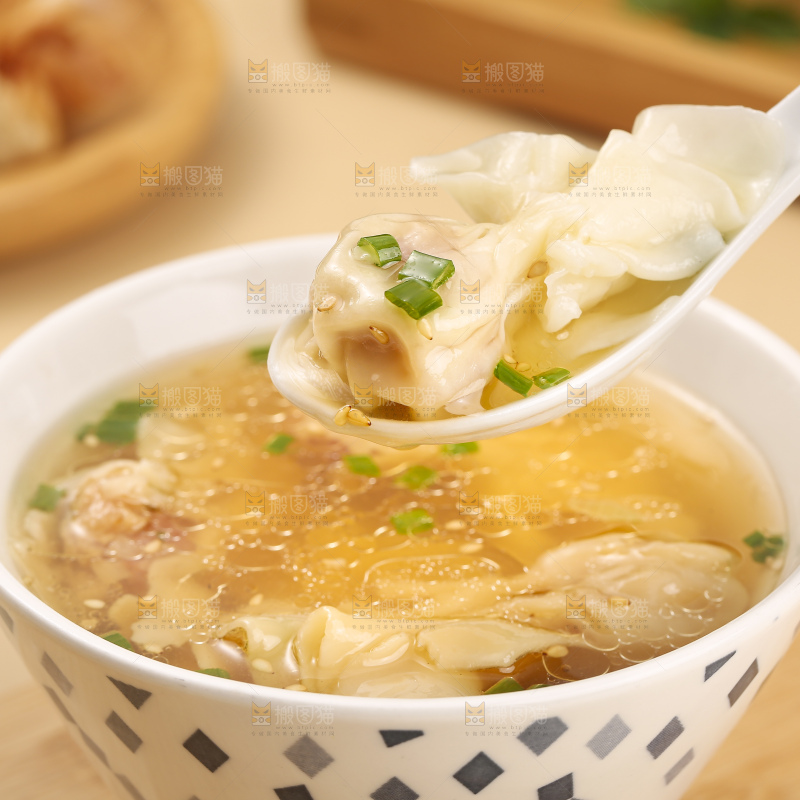 浅底上的小金鱼馄饨