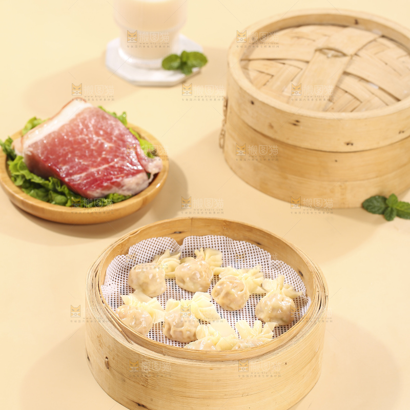 浅底上的小金鱼馄饨
