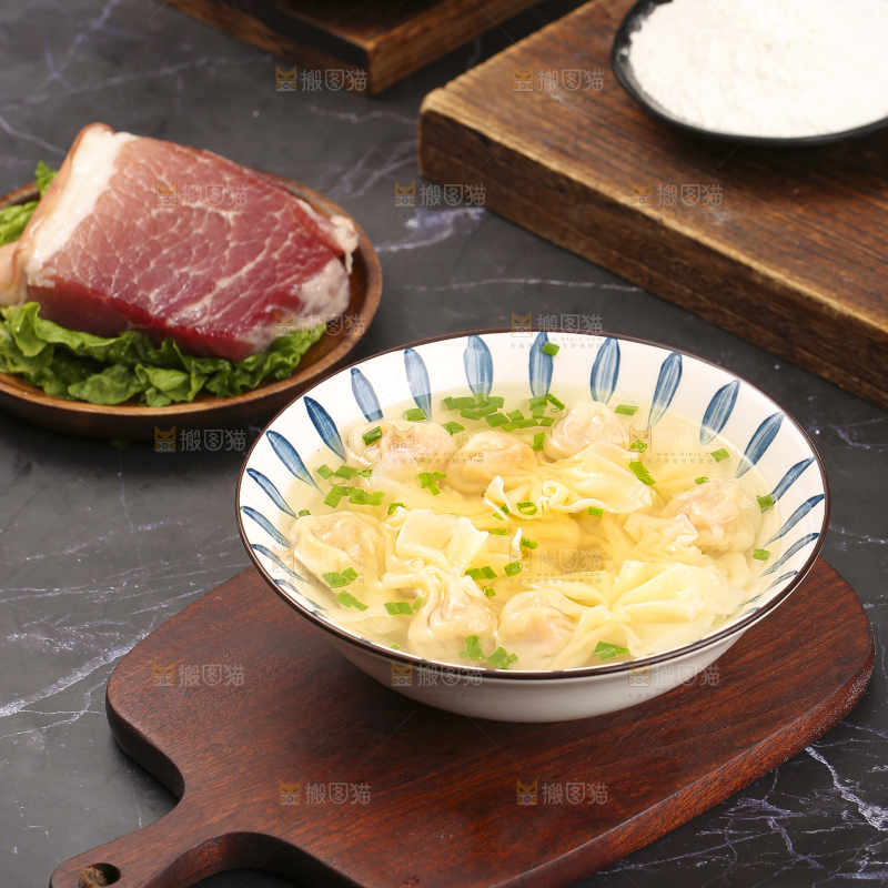深底上的小金鱼馄饨