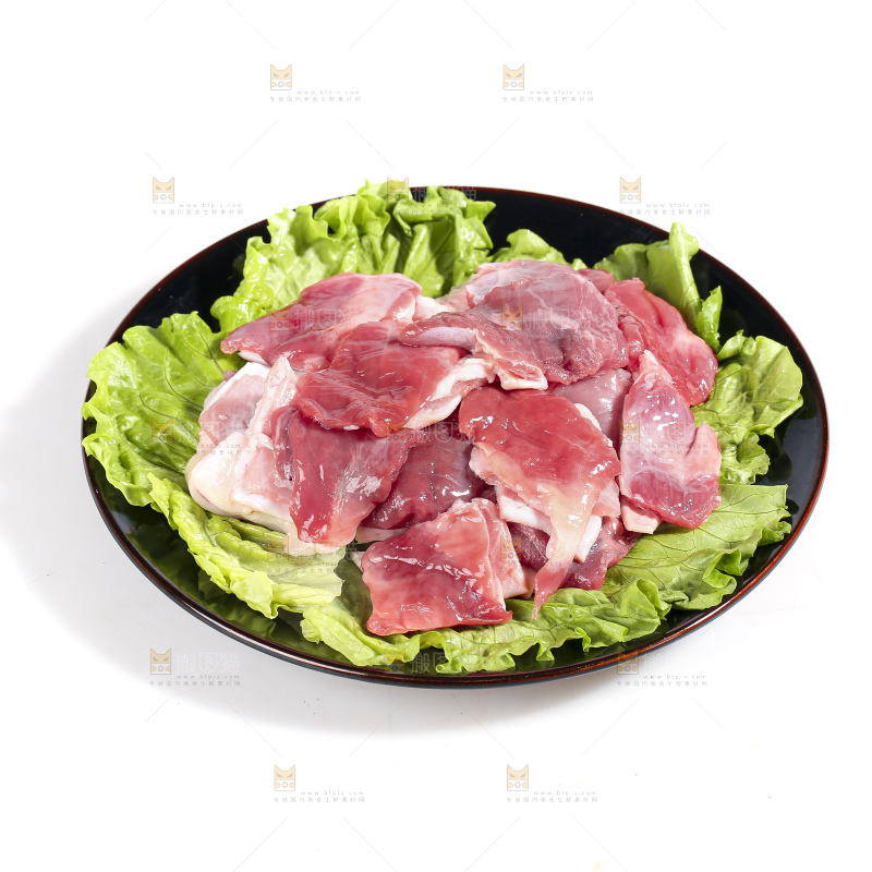 白底上的新鲜羊肉