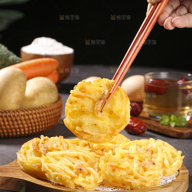 深底上的土豆鲜虾饼