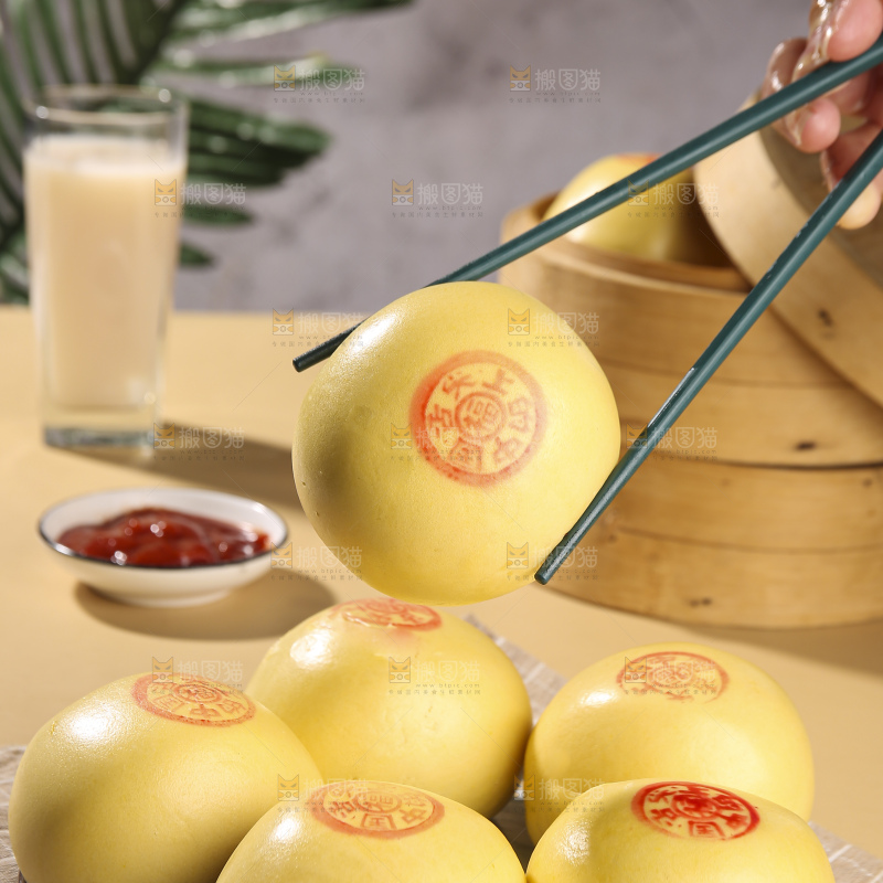 浅底上的玉米馒头