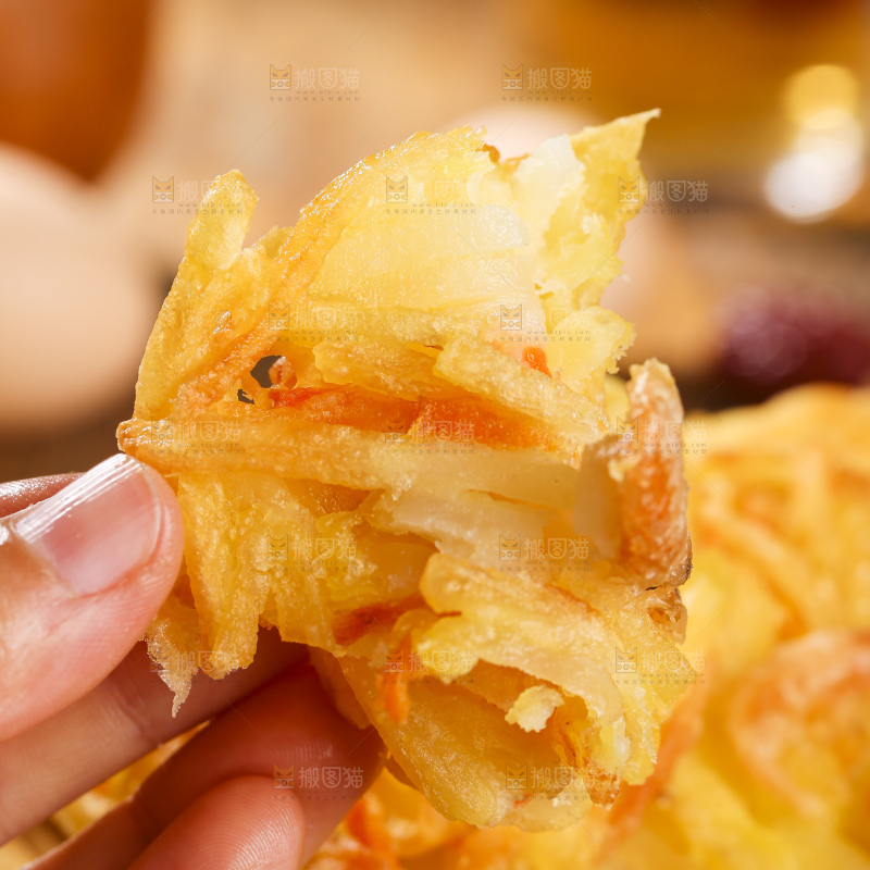 木底上的土豆鲜虾饼