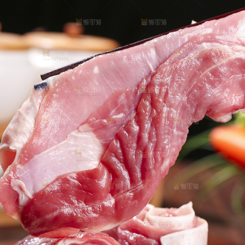 木底上的新鲜羊肉