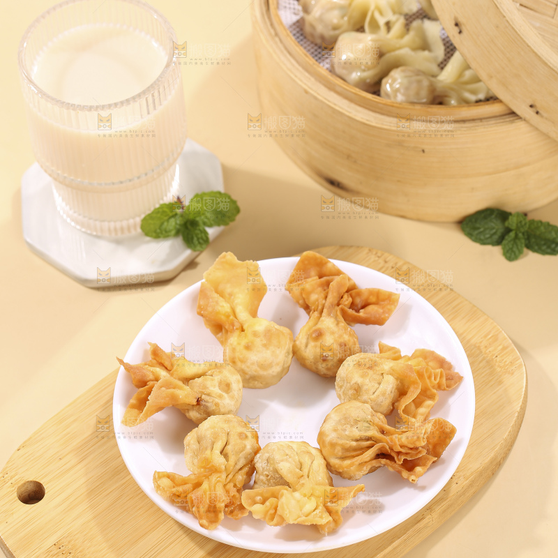 浅底上的小金鱼馄饨