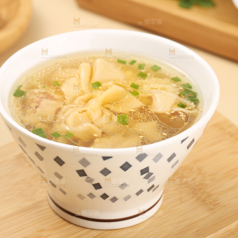 浅底上的小金鱼馄饨