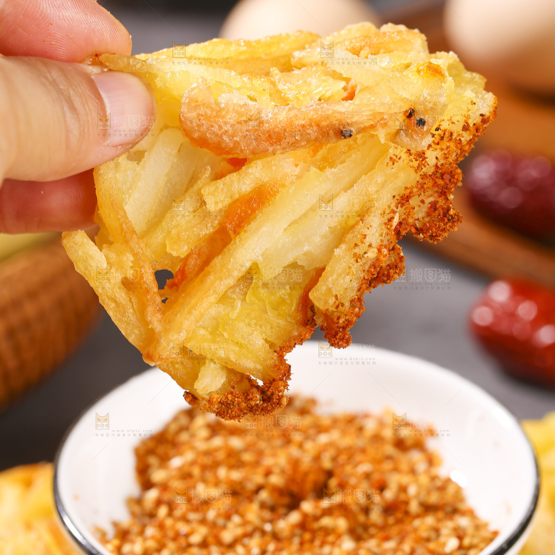 深底上的土豆鲜虾饼