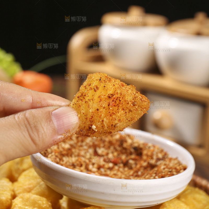 木底上放着锅巴土豆